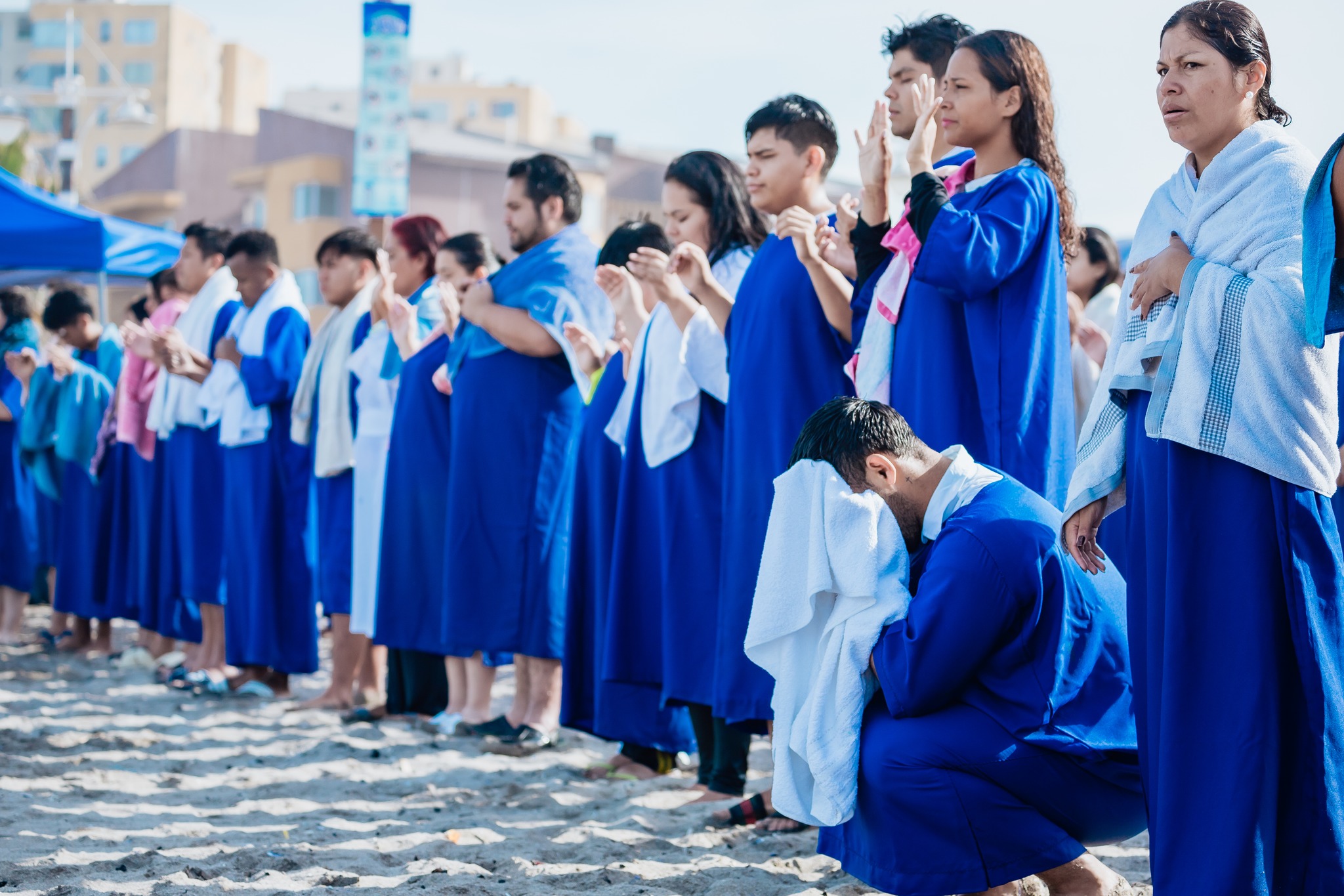 57 personas descienden a las aguas en un día de gozo y celebración